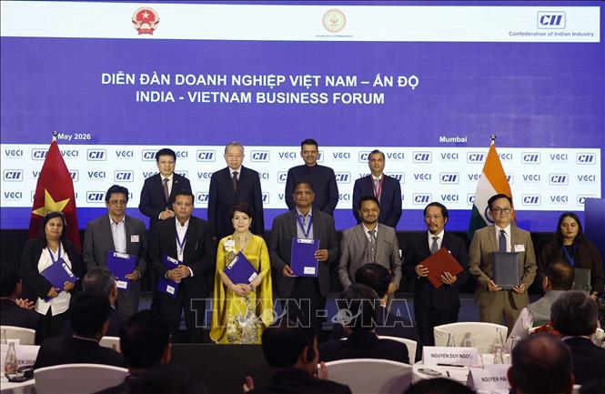 Tổng Bí thư, Chủ tịch nước Tô Lâm và Thủ hiến bang Maharashtra Devendra Fadnavis chứng kiến lễ trao các thoả thuận hợp tác giữa hai nước. Ảnh: Thống Nhất – TTXVN