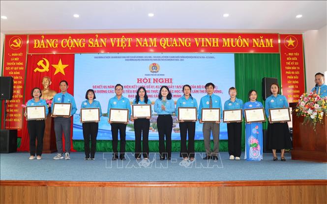 Bà Nguyễn Kim Loan, Phó Chủ Liên đoàn Lao động TP. Hồ Chí Minh trao bằng khen cho các tập thể, cá nhân điển hình học tập và làm theo tư tưởng, đạo đức, phong cách Hồ Chí Minh. Ảnh: Thanh Vũ - TTXVN
