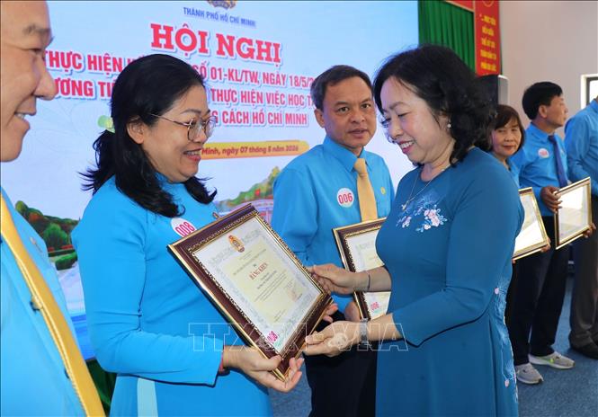 Bà Thái Thu Xương, Phó Chủ tịch thường trực Tổng Liên đoàn Lao động Việt Nam trao bằng khen cho các tập thể, cá nhân điển hình học tập và làm theo tư tưởng, đạo đức, phong cách Hồ Chí Minh. Ảnh: Thanh Vũ - TTXVN
