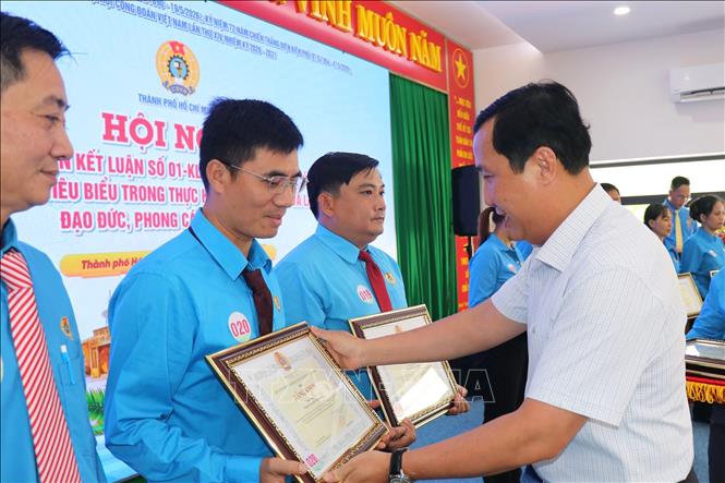 Ông Lê Hoàng Hải, Bí thư Đảng uỷ Đặc khu Côn Đảo trao bằng khen cho các tập thể, cá nhân điển hình học tập và làm theo tư tưởng, đạo đức, phong cách Hồ Chí Minh. Ảnh: Thanh Vũ - TTXVN

