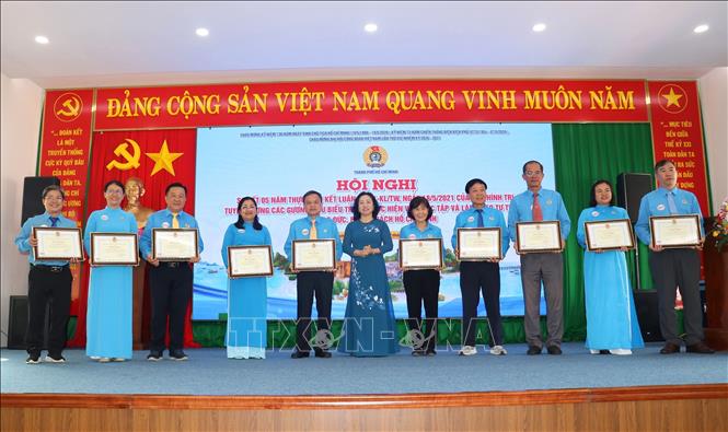 Bà Thái Thu Xương, Phó Chủ tịch thường trực Tổng Liên đoàn Lao động Việt Nam trao bằng khen cho các tập thể, cá nhân điển hình học tập và làm theo tư tưởng, đạo đức, phong cách Hồ Chí Minh. Ảnh: Thanh Vũ - TTXVN
