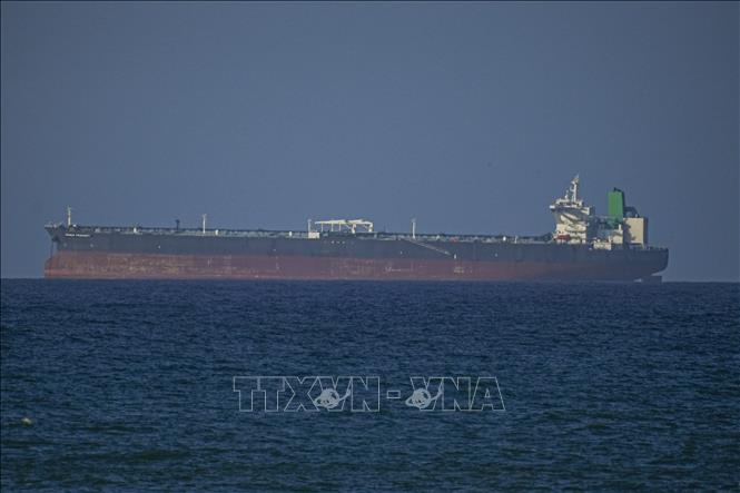 Tàu thuyền di chuyển qua eo biển Hormuz, sau khi Mỹ và Iran đạt thoả thuận ngừng bắn kéo dài 2 tuần, ngày 8/4/2026. Ảnh: Anadolu Agency/TTXVN