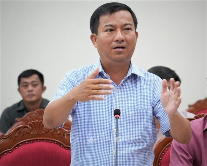 Chi cục trưởng Chi cục Thuỷ lợi tỉnh Cà Mau Nguyễn Thanh Tùng đề xuất phương án kỹ thuật tháo chua, rửa mặn tại các tuyến kênh để phục hồi sản xuất cho người dân. Ảnh: Huỳnh Anh - TTXVN