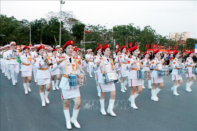 Diễu hành cổ động tại lễ khai mạc. Ảnh: Mạnh Tú - TTXVN