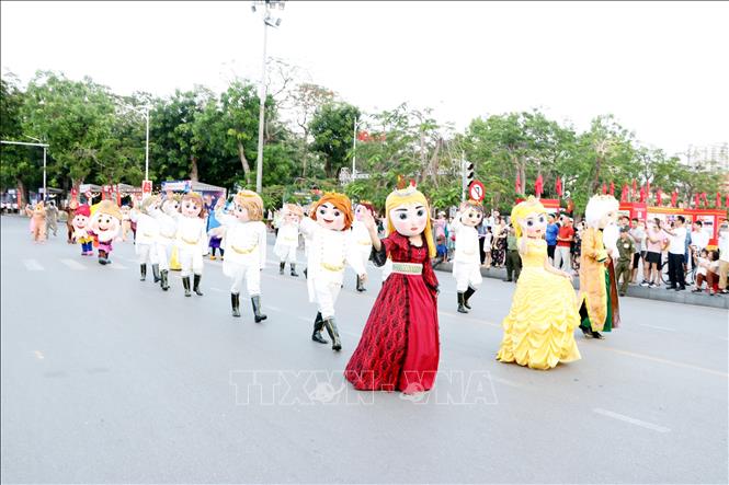 Diễu hành cổ động tại lễ khai mạc. Ảnh: Mạnh Tú - TTXVN