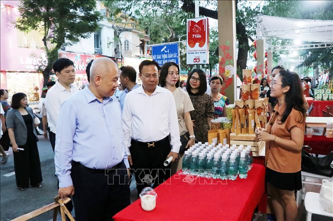 Lãnh đạo thành phố và du khách tham quan không gian sự kiện. Ảnh: Mạnh Tú - TTXVN