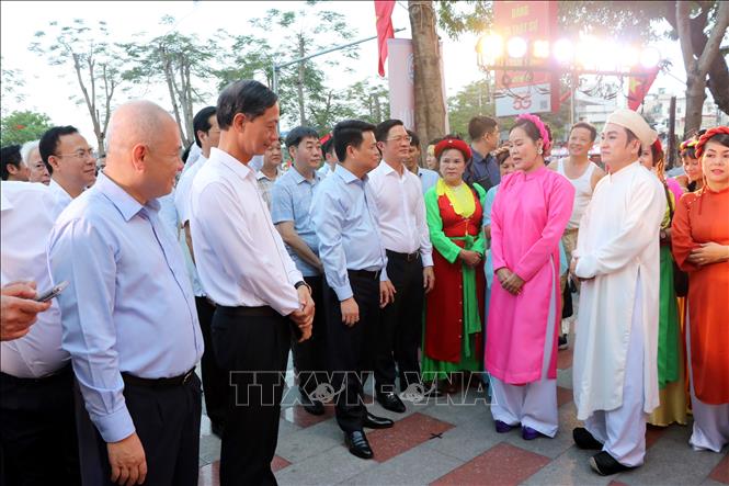 Lãnh đạo thành phố và du khách tham quan không gian sự kiện. Ảnh: Mạnh Tú - TTXVN