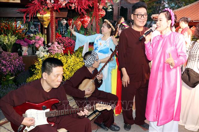 Biểu diễn nghệ thuật tại không gian sự kiện. Ảnh: Mạnh Tú - TTXVN