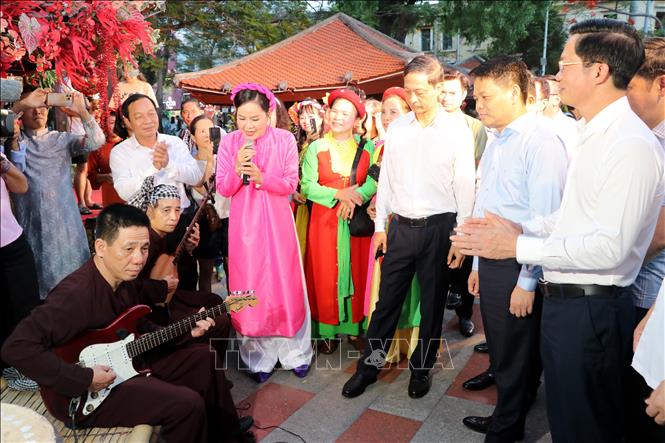 Lãnh đạo thành phố và du khách tham quan không gian sự kiện. Ảnh: Mạnh Tú - TTXVN