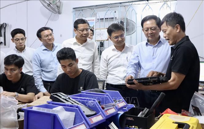 Phó Thủ tướng Hồ Quốc Dũng tham quan xưởng sản xuất  Công ty TNHH Real-Time Robotics, Thành phố Hồ Chí Minh. Ảnh: Xuân Anh - TTXVN