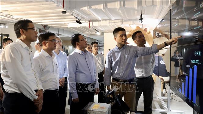 Lãnh đạo Công ty TNHH Zalo Platforms, VNG Corporation giới thiệu các sản phẩm công nghệ với Phó Thủ tướng Hồ Quốc Dũng. Ảnh: Xuân Anh - TTXVN