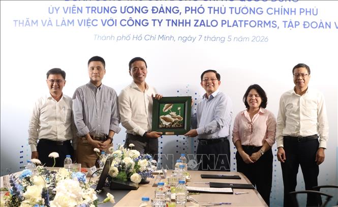 Phó Thủ tướng Hồ Quốc Dũng tặng quà lưu niệm cho đại diện Công ty TNHH Zalo Platforms (thuộc VNG Corporation). Ảnh: Xuân Anh - TTXVN