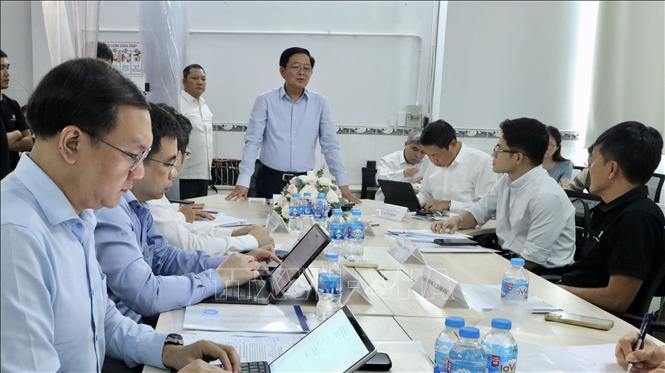 Phó Thủ tướng Hồ Quốc Dũng làm việc với Công ty TNHH Real-Time Robotics, Thành phố Hồ Chí Minh. Ảnh: Xuân Anh - TTXVN