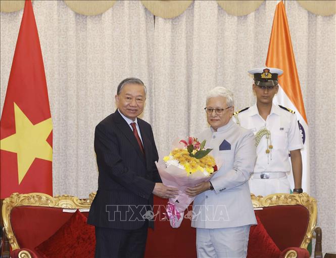 Thống đốc bang Maharashtra Shri Jishnu Dev Varma tặng hoa Tổng Bí thư, Chủ tịch nước Tô Lâm. Ảnh: Thống Nhất – TTXVN