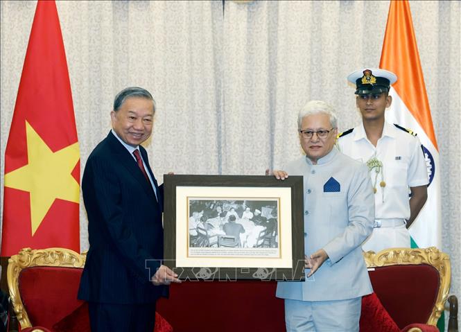 Thống đốc bang Maharashtra Shri Jishnu Dev Varma trân trọng trao tặng Tổng Bí thư, Chủ tịch nước Tô Lâm bức ảnh Chủ tịch Hồ Chí Minh tham dự tiệc chiêu đãi của Thống đốc Bombay (nay là Mumbai) khi Người đến thăm thành phố này, trong chuyến thăm Ấn Độ, tháng 2/1958. Ảnh: Thống Nhất – TTXVN