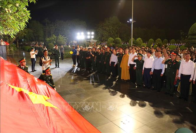 Nghi lễ chào cờ tại Lễ dâng hương tưởng niệm các Anh hùng liệt sĩ tại Nghĩa trang liệt sĩ A1. Ảnh: Trung Kiên - TTXVN