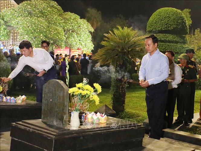 Đoàn đại biểu Tỉnh ủy, HĐND, UBND, Ủy ban MTTQ Việt Nam tỉnh Điện Biên dâng hương tri ân, tưởng niệm các Anh hùng liệt sĩ tại Nghĩa trang liệt sĩ A1. Ảnh: Trung Kiên - TTXVN