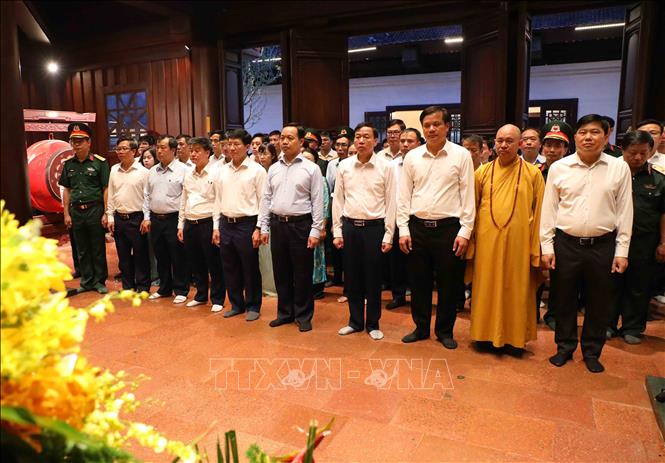 Đoàn đại biểu Tỉnh ủy, HĐND, UBND, Ủy ban MTTQ Việt Nam tỉnh Điện Biên dâng hương tri ân, tưởng niệm các Anh hùng liệt sĩ. Ảnh: Trung Kiên - TTXVN