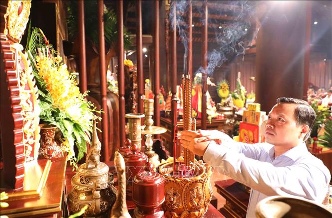 Đồng chí Trần Tiến Dũng, Ủy viên Trung ương Đảng, Bí thư Tỉnh ủy Điện Biên dâng hương tri ân các Anh hùng liệt sĩ tại Đền thờ liệt sĩ Chiến trường Điện Biên Phủ. Ảnh: Trung Kiên - TTXVN