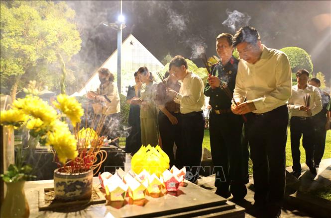 Các đại biểu và Nhân dân tỉnh Điện Biên dâng hương tri ân, tưởng niệm các Anh hùng liệt sĩ tại Nghĩa trang liệt sĩ A1. Ảnh: Trung Kiên - TTXVN