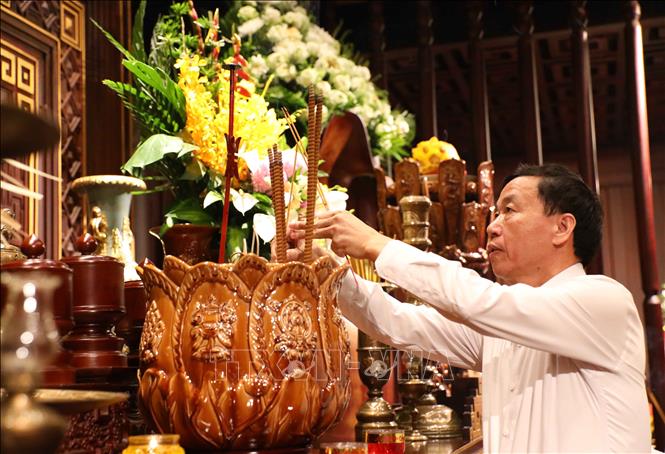 Chủ tịch UBND tỉnh Điện Biên Lê Văn Lương dâng hương tri ân các Anh hùng liệt sĩ tại Đền thờ liệt sĩ Chiến trường Điện Biên Phủ. Ảnh: Trung Kiên - TTXVN