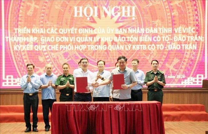 Ban Quản lý Di sản thế giới Vịnh Hạ Long - Yên Tử phối hợp với UBND đặc khu Cô Tô ký quy chế phối hợp. Ảnh: TTXVN phát