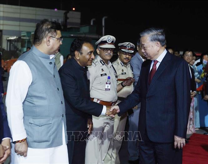 Các quan chức thành phố Mumbai tiễn Tổng Bí thư, Chủ tịch nước Tô Lâm tại sân bay quốc tế Chhatrapati Shivaji Maharaj. Ảnh: Thống Nhất – TTXVN
