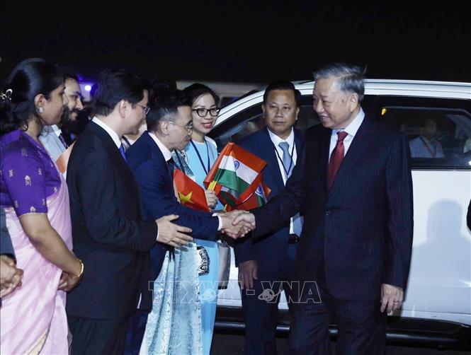 Cán bộ, nhân viên Đại sứ quán VIệt Nam tiễn Tổng Bí thư, Chủ tịch nước Tô Lâm tại sân bay quốc tế Chhatrapati Shivaji Maharaj, thành phố Mumbai. Ảnh: Thống Nhất – TTXVN