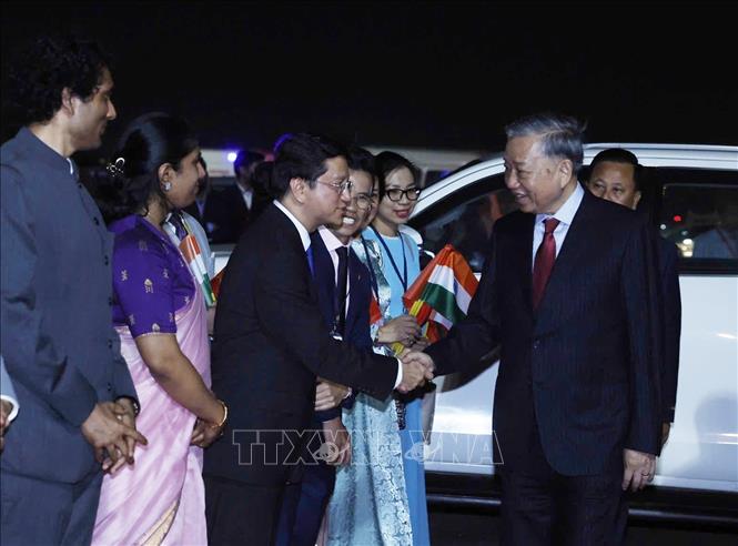 Cán bộ, nhân viên Đại sứ quán VIệt Nam tiễn Tổng Bí thư, Chủ tịch nước Tô Lâm tại sân bay quốc tế Chhatrapati Shivaji Maharaj, thành phố Mumbai. Ảnh: Thống Nhất – TTXVN