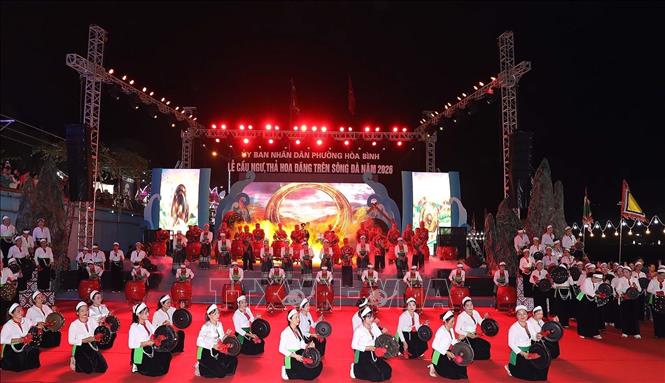 Lễ cầu ngư, thả hoa đăng trên sông Đà năm 2026 đậm đà bản sắc dân tộc Mường. Ảnh: Thanh Hải - TTXVN  