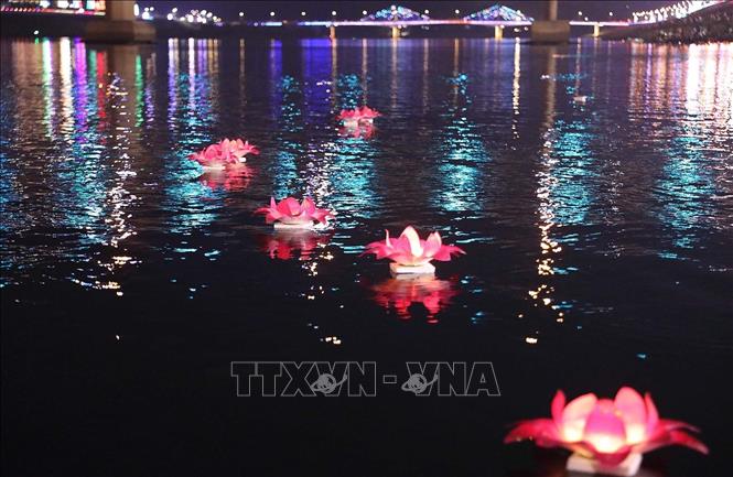 Đèn hoa lung linh trên dòng sông Đà. Ảnh: Thanh Hải - TTXVN  