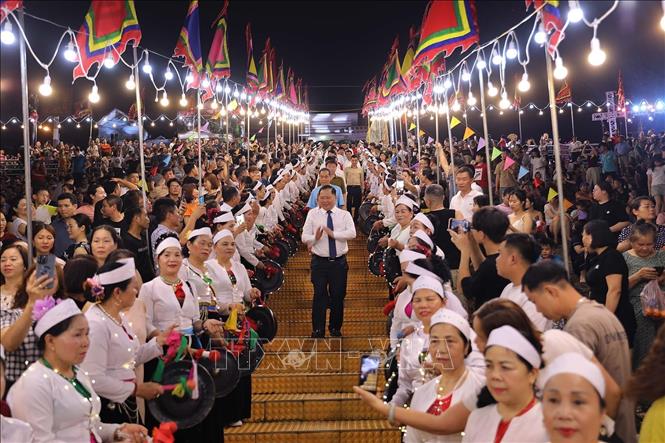 Các đại biểu xuống thuyền thả hoa đăng trên sông Đà. Ảnh: Thanh Hải - TTXVN  