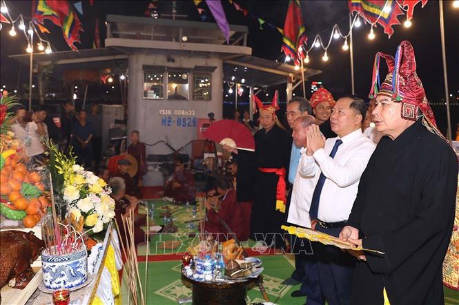 Thầy Mo cùng các đại biểu dâng hương thành kính cầu mong một năm mưa thuận gió hòa, Quốc thái dân an. Ảnh: Thanh Hải - TTXVN 