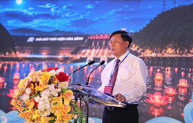 Đồng chí Nguyễn Hữu Luyện, Chủ tịch UBND phường Hòa Bình phát biểu tại buổi lễ. Ảnh: Thanh Hải - TTXVN 
