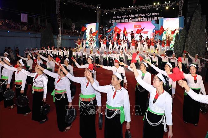 Màn biểu diễn hòa tấu trống chiêng Mường “Mạch nguồn”. Ảnh: Thanh Hải - TTXVN 