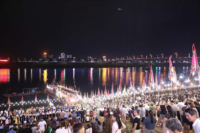 Hàng nghìn người dân và du khách tham gia thả hoa đăng trên dòng sông Đà. Ảnh: Thanh Hải - TTXVN  