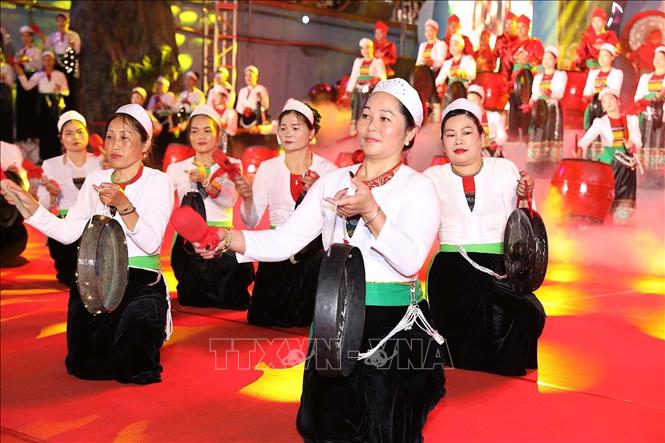 Trình diễn chiêng Mường, biểu tượng văn hóa đặc sắc của dân tộc Mường. Ảnh: Thanh Hải - TTXVN  