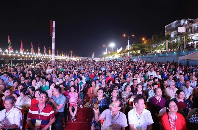 Hàng ngàn người dân Hòa Bình và du khách đến với Lễ cầu ngư, thả hoa đăng trên sông Đà. Ảnh: Thanh Hải - TTXVN 
