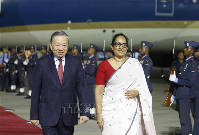 Thủ tướng Sri Lanka Harini Amarasuriya đón Tổng Bí thư, Chủ tịch nước Tô Lâm tại sân bay quốc tế Bandaranaike. Ảnh: Thống Nhất – TTXVN

