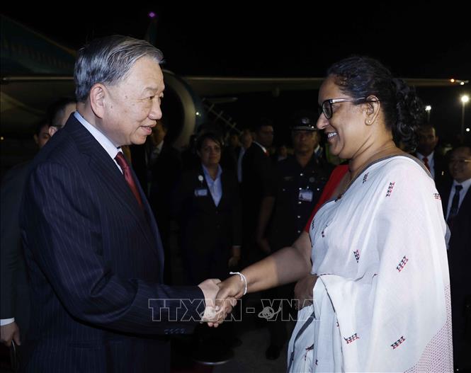Thủ tướng Sri Lanka Harini Amarasuriya đón Tổng Bí thư, Chủ tịch nước Tô Lâm tại sân bay quốc tế Bandaranaike. Ảnh: Thống Nhất – TTXVN

