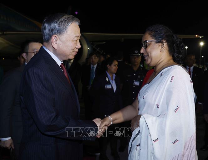 Thủ tướng Sri Lanka Harini Amarasuriya đón Tổng Bí thư, Chủ tịch nước Tô Lâm tại sân bay quốc tế Bandaranaike. Ảnh: Thống Nhất – TTXVN

