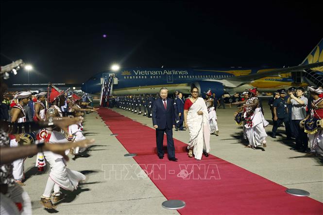 Thủ tướng Sri Lanka Harini Amarasuriya đón Tổng Bí thư, Chủ tịch nước Tô Lâm tại sân bay quốc tế Bandaranaike. Ảnh: Thống Nhất – TTXVN

