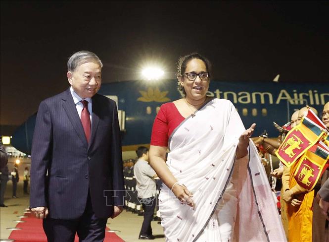 Thủ tướng Sri Lanka Harini Amarasuriya đón Tổng Bí thư, Chủ tịch nước Tô Lâm tại sân bay quốc tế Bandaranaike. Ảnh: Thống Nhất – TTXVN

