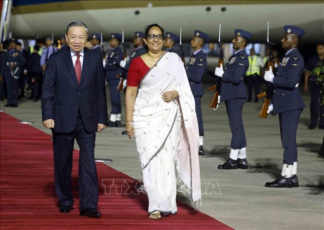 Thủ tướng Sri Lanka Harini Amarasuriya đón Tổng Bí thư, Chủ tịch nước Tô Lâm tại sân bay quốc tế Bandaranaike. Ảnh: Thống Nhất – TTXVN

