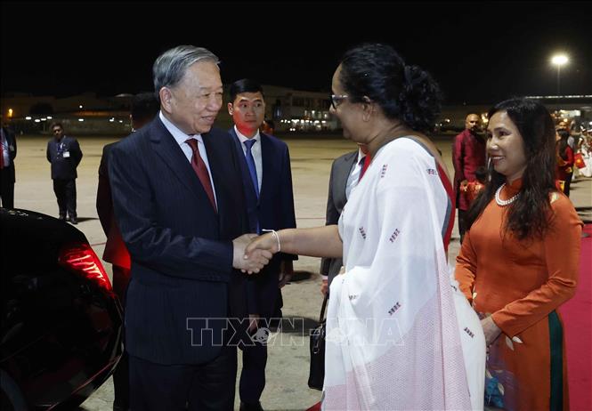 Thủ tướng Sri Lanka Harini Amarasuriya đón Tổng Bí thư, Chủ tịch nước Tô Lâm tại sân bay quốc tế Bandaranaike. Ảnh: Thống Nhất – TTXVN

