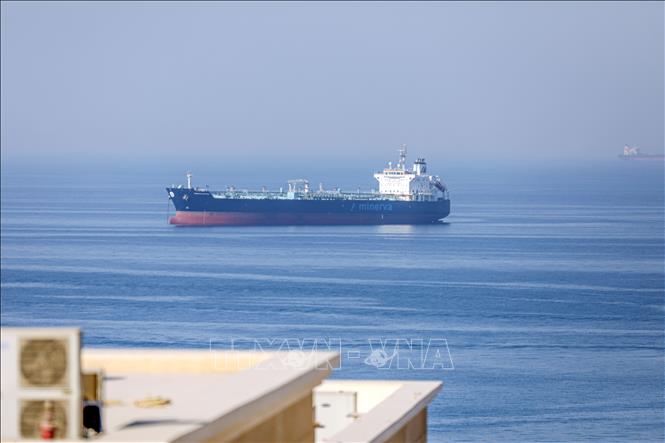 Tàu thuyền di chuyển qua kênh Suez (Ai Cập) trên Biển Đỏ. Ảnh: THX/TTXVN