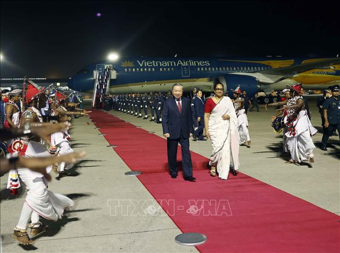 Thủ tướng Sri Lanka Harini Amarasuriya đón Tổng Bí thư, Chủ tịch nước Tô Lâm tại sân bay quốc tế Bandaranaike. Ảnh: Thống Nhất – TTXVN

