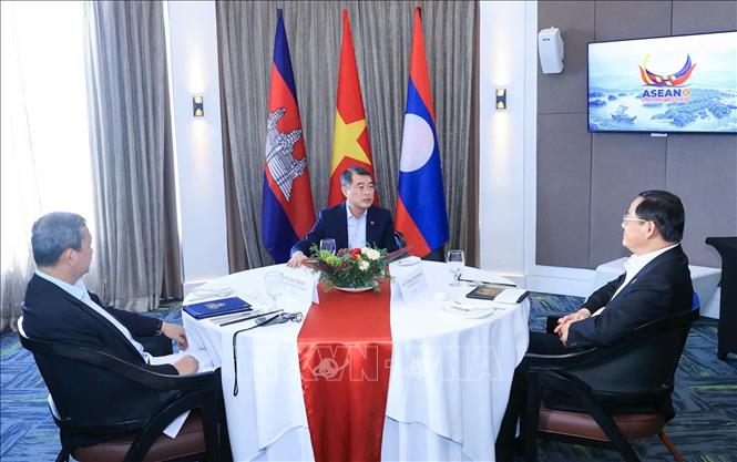 Thủ tướng Lê Minh Hưng cùng Thủ tướng Campuchia Hun Manet và Thủ tướng Lào Sonexay Siphandone ăn sáng và làm việc. Ảnh: Dương Giang – TTXVN 
