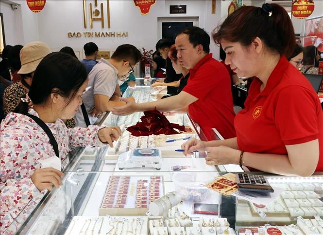 Mua, bán vàng tại Công ty Vàng Bảo Tính Mạnh Hải (ảnh tư liệu). Ảnh: Trần Việt - TTXVN