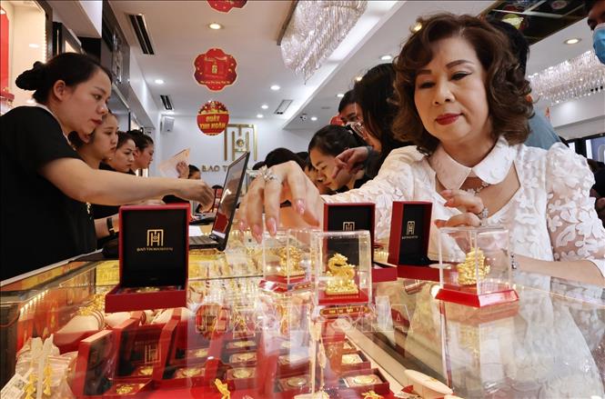Mua, bán vàng tại Công ty Vàng Bảo Tính Mạnh Hải (ảnh tư liệu). Ảnh: Trần Việt - TTXVN